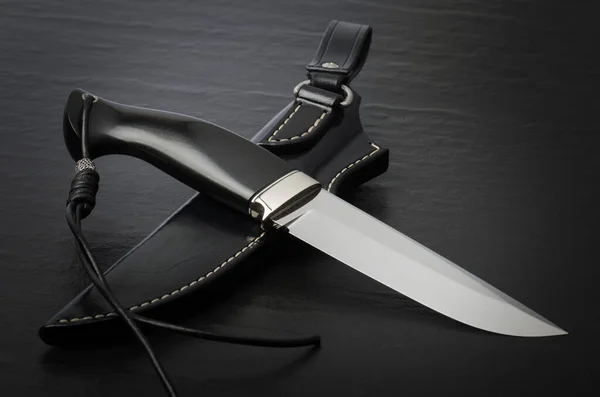 Jagdmesser Handgefertigt Auf Schwarzem Hintergrund Handgefertigte Lederscheide — Stockfoto