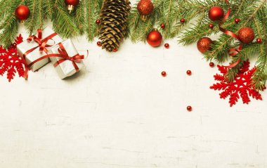 Noel hediye kutuları ve süslü köknar ağacı dalları 