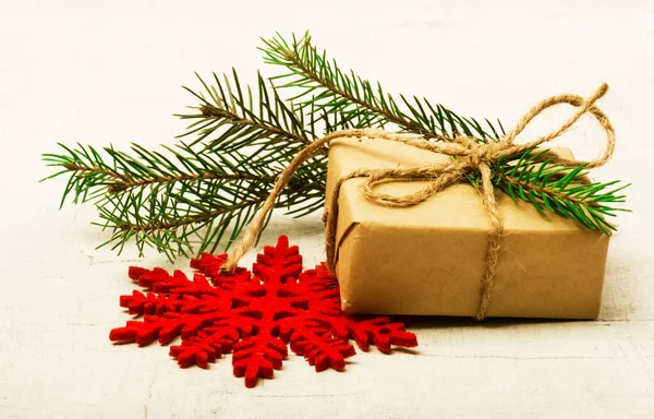 Karácsonyi Ajándékdobozok Díszített Fenyőágakkal — Stock Fotó