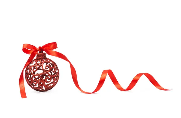 Bauble Rosso Decorazione Natale Con Fiocco Nastro Isolato Sfondo Bianco — Foto Stock