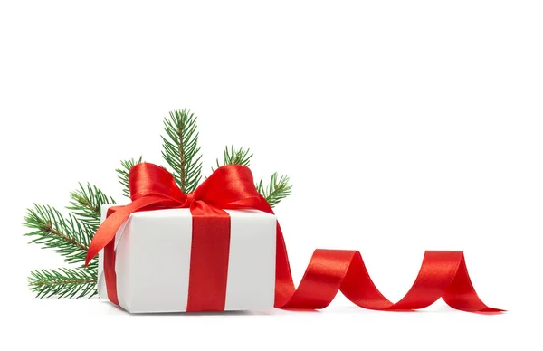 圣诞礼品盒 带有白色背景的冷杉枝条 — 图库照片