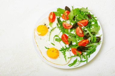 Kahvaltı - kızarmış yumurta ve taze sebze. Üst görünüm