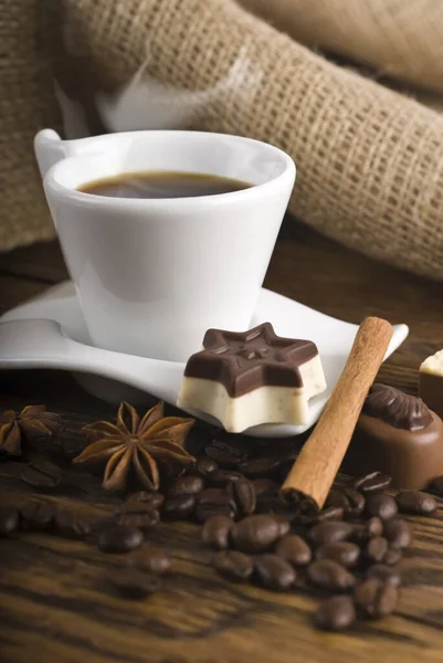 Delicioso Café Con Chocolates Especias Mesa Madera — Foto de Stock