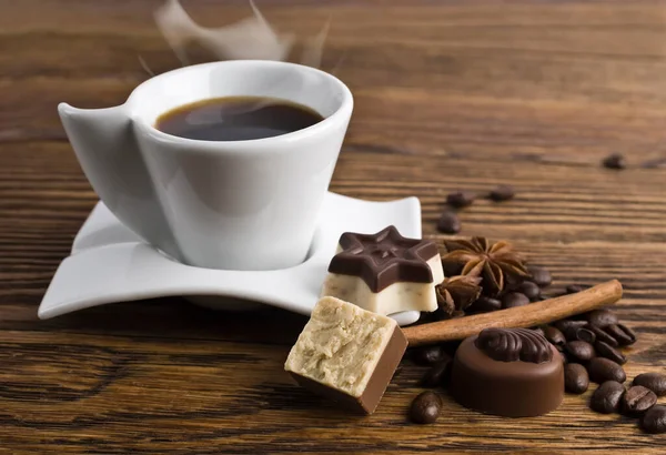 Delicioso Café Con Chocolates Especias Mesa Madera — Foto de Stock