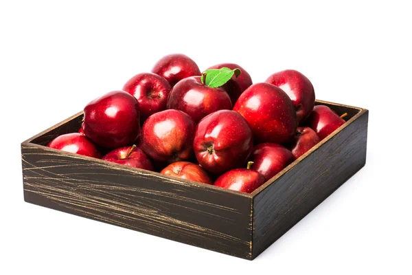 木の箱の中で熟した赤いリンゴ — ストック写真