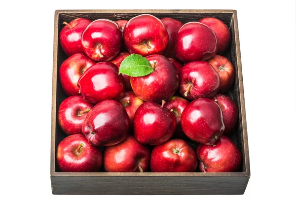 木の箱の中で熟した赤いリンゴ — ストック写真
