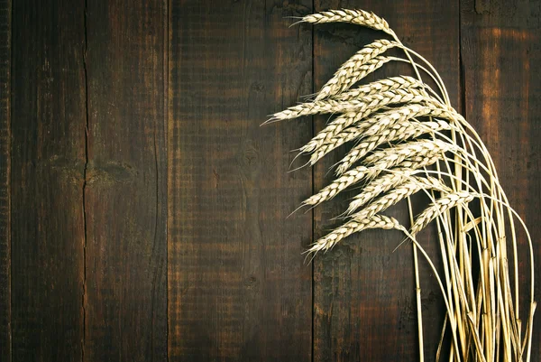 Wheat on wooden table — Stock Photo, Image