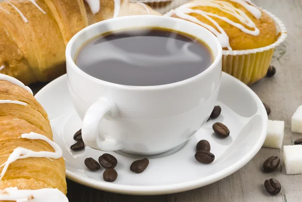 Café com muffins e croissants — Fotografia de Stock