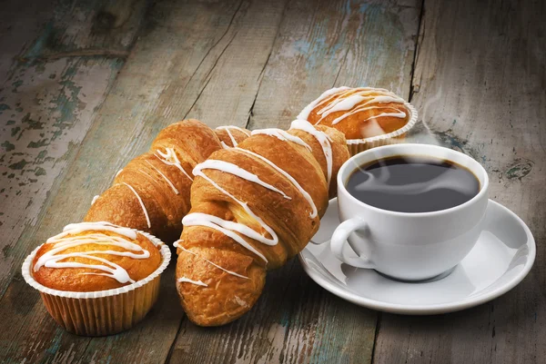 Café com muffins e croissants — Fotografia de Stock
