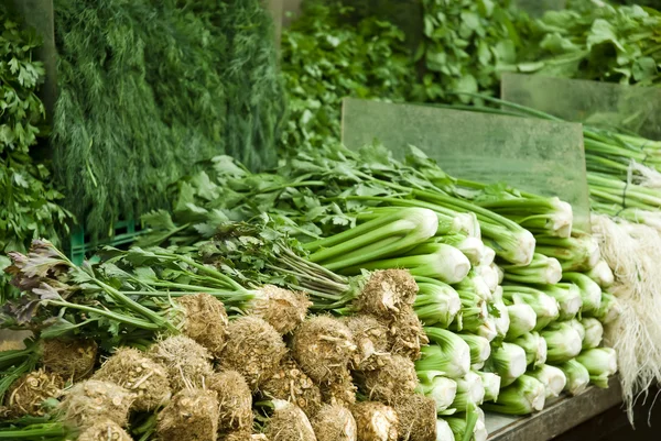 Organiczne zioła i przyprawy na rynku — Zdjęcie stockowe