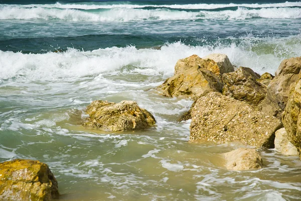 Playa con rocas y mar — Foto de Stock