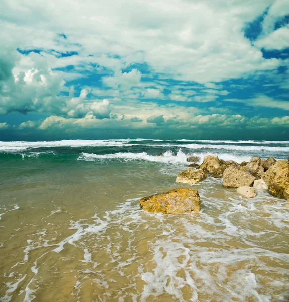 Beach with rocks and sea — Stock Photo, Image