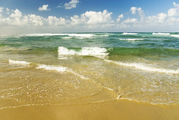 Spiaggia e mare tropicale — Foto Stock