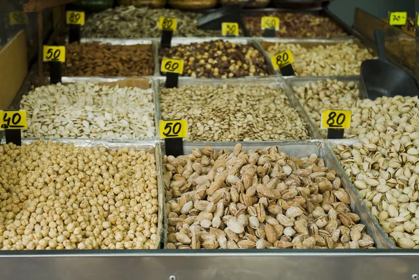 Frutos secos en el mercado —  Fotos de Stock