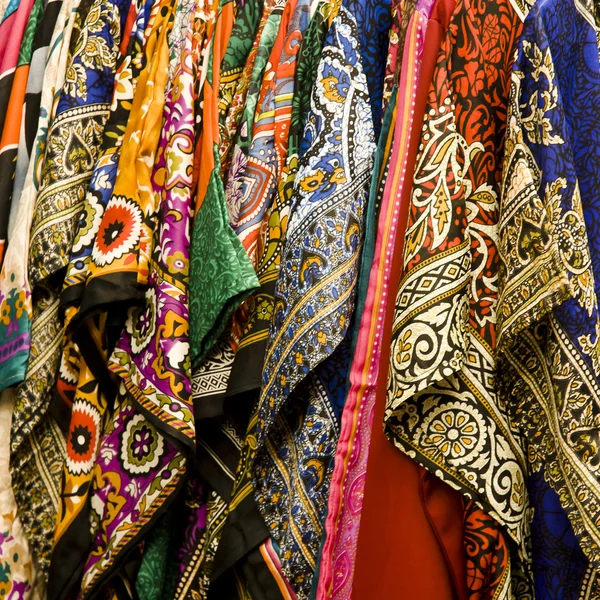 Mantones coloridos y bufandas — Foto de Stock