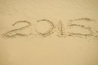 2015 işareti kum üzerine yazılmış