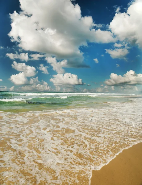 Mer avec vagues et ciel nuageux — Photo