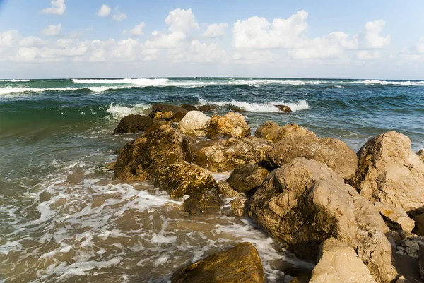 Havet med stenar och mulen himmel — Stockfoto