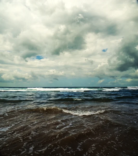 Море с волнами и облачным небом — стоковое фото