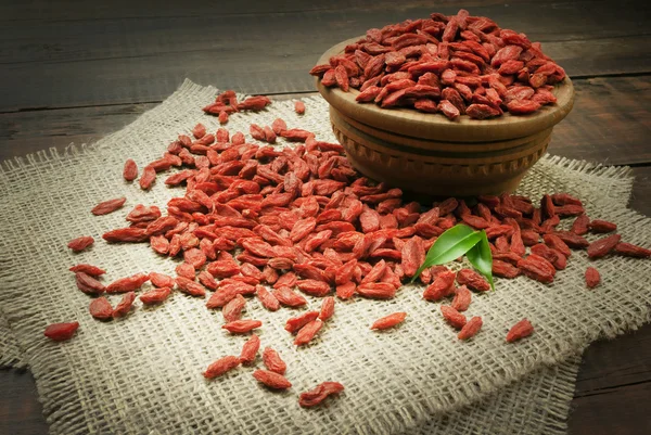 Сухие красные ягоды годжи в миске — стоковое фото