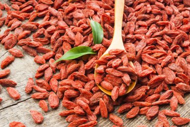 Goji bessen in witte kom