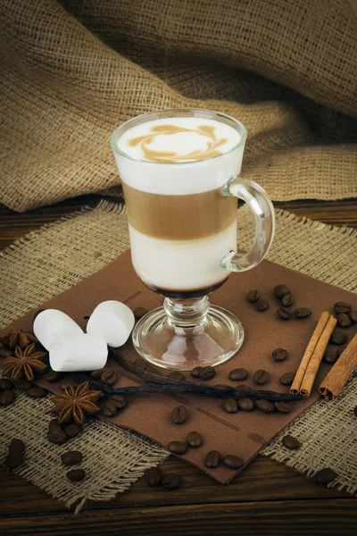 Latte mit Marshmallow — Stockfoto
