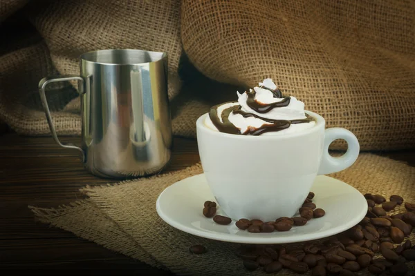 Kaffee mit Schlagsahne und Schokoladenbelag — Stockfoto