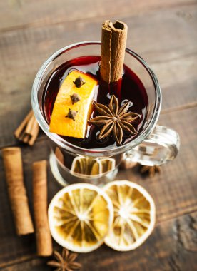 mulled şarap ve baharatlar