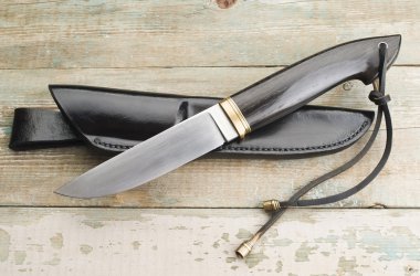 Av bıçağı ve kınalı kılıç.