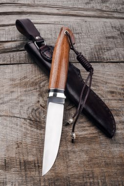 Av bıçağı ve kınalı kılıç.
