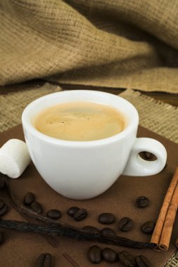 Kahve fincanı ve fasulye