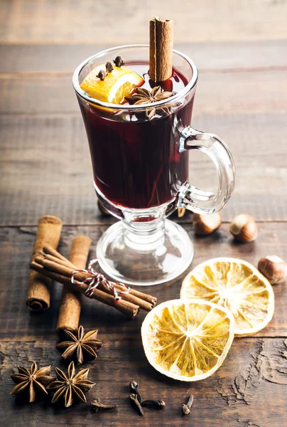 Mulled wine with spices — Stock Photo, Image