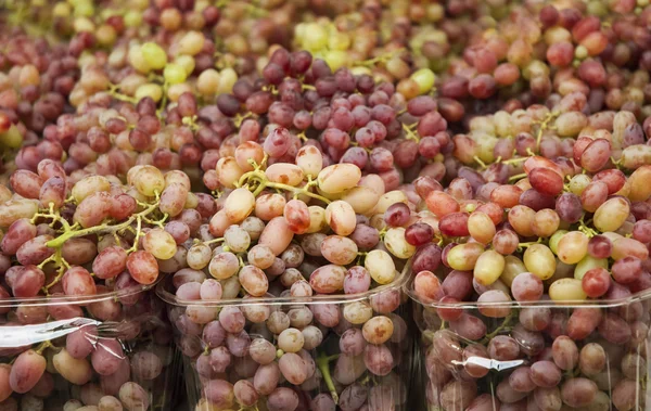 在当地市场上的葡萄 — 图库照片