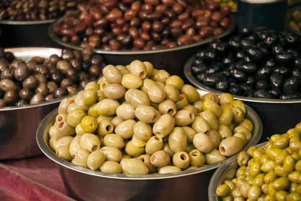 Olive vruchten op de markt — Stockfoto