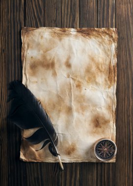 Pusula ve quill eski kağıt üzerinde