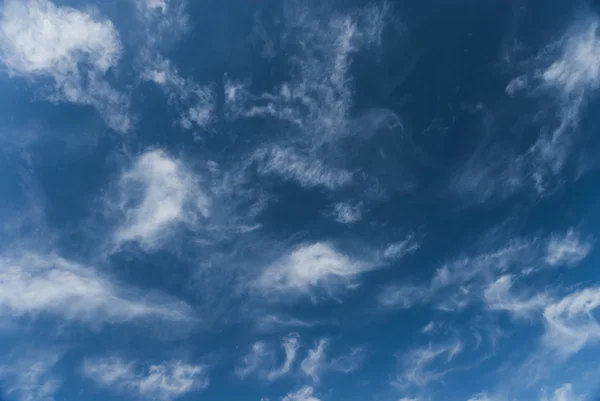 Nuages dans le ciel bleu — Photo