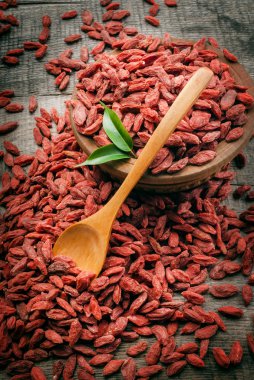 Goji meyveleri kasede.