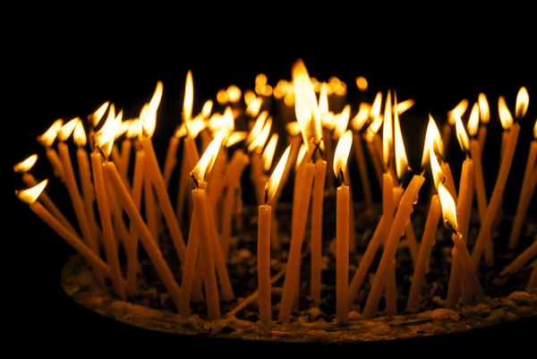 Candele accese in una chiesa — Foto Stock