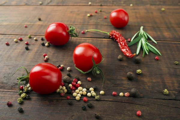 Kerstomaten op houten tafel — Stockfoto