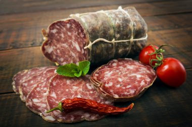 Tütsülenmiş sosis biber ve domates ile