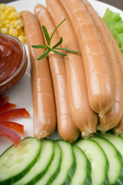 Salsicce e verdure fresche — Foto Stock