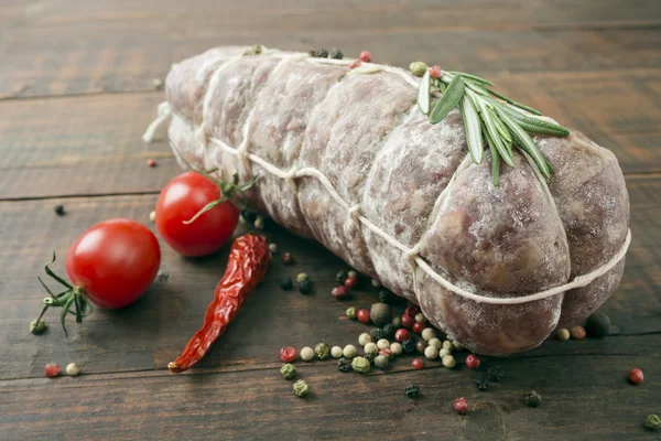 Włoskie salami, pomidory i przyprawy — Zdjęcie stockowe