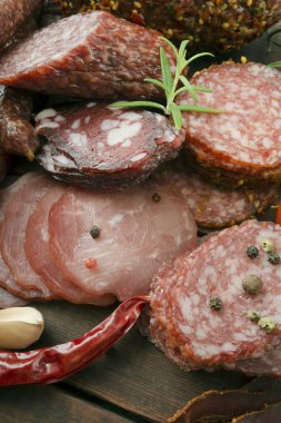 Baharat ile tütsülenmiş sosis dilimli