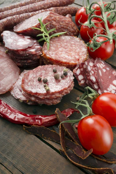 Salsiccia affumicata affettata — Foto Stock