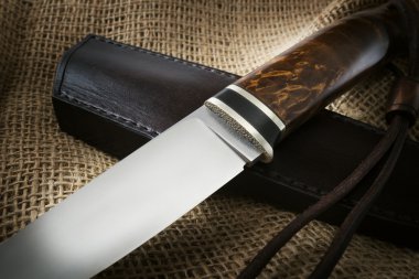 Av bıçağı ve kınalı kılıç.