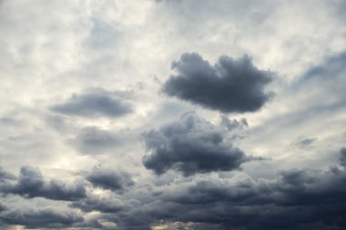 fırtınalı bulutlar gökyüzü üzerinde