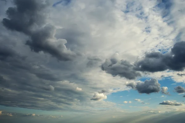 Nuages orageux sur le ciel — Photo