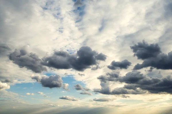 Bouřlivá oblaka na obloze — Stock fotografie