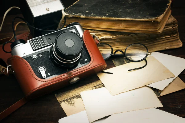 Retro style camera and old photos — Stock Photo, Image