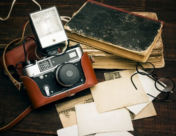 Retro style camera and old photos — Stock Photo, Image